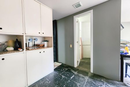 Casa à venda com 1330m², 8 quartos e 4 vagas Casa à venda com 1330m², 8 quartos e 4 vagasÁrea de serviço