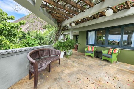 Casa à venda com 1330m², 8 quartos e 4 vagas Casa à venda com 1330m², 8 quartos e 4 vagasVaranda quarto 2