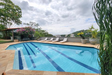 Casa à venda com 1330m², 8 quartos e 4 vagas Casa à venda com 1330m², 8 quartos e 4 vagasÁrea externa