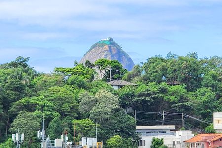 Casa à venda com 1330m², 8 quartos e 4 vagas Casa à venda com 1330m², 8 quartos e 4 vagasCorredor