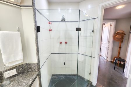 Casa à venda com 1330m², 8 quartos e 4 vagas Casa à venda com 1330m², 8 quartos e 4 vagasBanheiro 4