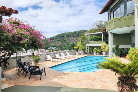 Casa à venda com 1330m², 8 quartos e 4 vagas Casa à venda com 1330m², 8 quartos e 4 vagasÁrea externa