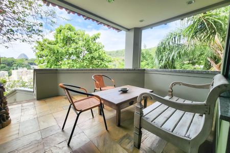 Casa à venda com 1330m², 8 quartos e 4 vagas Casa à venda com 1330m², 8 quartos e 4 vagasVaranda quarto 1