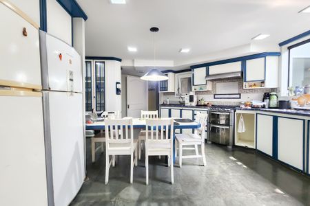 Casa à venda com 1330m², 8 quartos e 4 vagas Casa à venda com 1330m², 8 quartos e 4 vagasCozinha