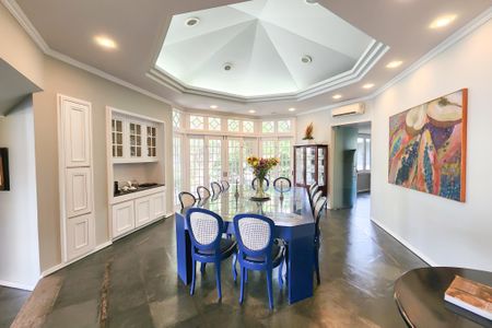 Casa à venda com 1330m², 8 quartos e 4 vagas Casa à venda com 1330m², 8 quartos e 4 vagasSala de jantar