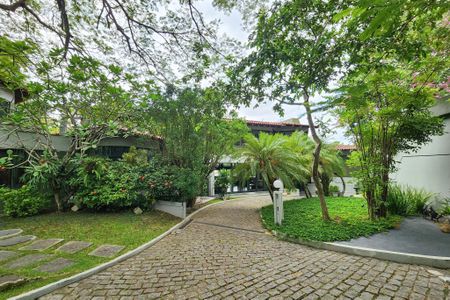 Casa à venda com 1330m², 8 quartos e 4 vagas Casa à venda com 1330m², 8 quartos e 4 vagasÁrea externa