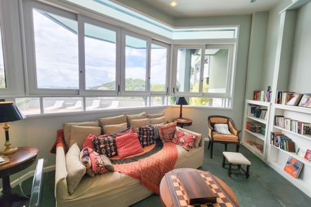 Casa à venda com 1330m², 8 quartos e 4 vagas Casa à venda com 1330m², 8 quartos e 4 vagasBiblioteca