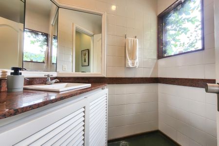 Casa à venda com 1330m², 8 quartos e 4 vagas Casa à venda com 1330m², 8 quartos e 4 vagasBanheiro 1