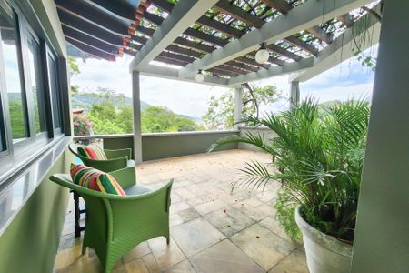 Casa à venda com 1330m², 8 quartos e 4 vagas Casa à venda com 1330m², 8 quartos e 4 vagasVaranda quarto 2