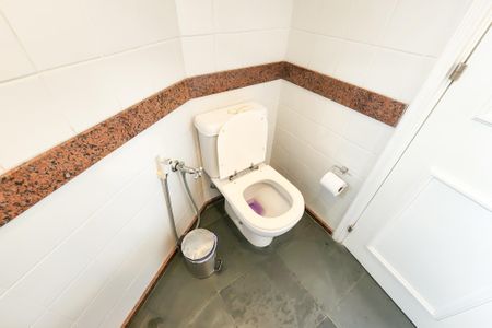 Casa à venda com 1330m², 8 quartos e 4 vagas Casa à venda com 1330m², 8 quartos e 4 vagasBanheiro 1