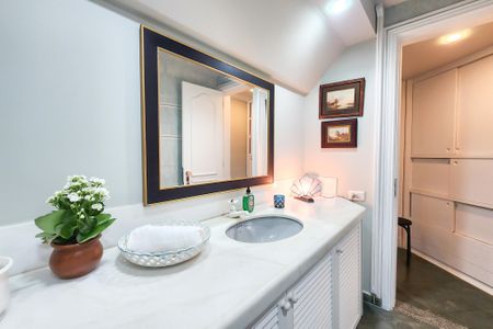 Casa à venda com 1330m², 8 quartos e 4 vagas Casa à venda com 1330m², 8 quartos e 4 vagasBanheiro 3