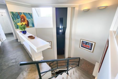 Casa à venda com 1330m², 8 quartos e 4 vagas Casa à venda com 1330m², 8 quartos e 4 vagasEscada