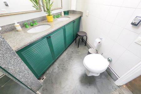 Casa à venda com 1330m², 8 quartos e 4 vagas Casa à venda com 1330m², 8 quartos e 4 vagasBanheiro 5