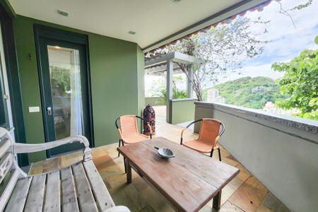 Casa à venda com 1330m², 8 quartos e 4 vagas Casa à venda com 1330m², 8 quartos e 4 vagasVaranda quarto 1