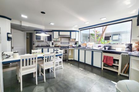 Casa à venda com 1330m², 8 quartos e 4 vagas Casa à venda com 1330m², 8 quartos e 4 vagasCozinha