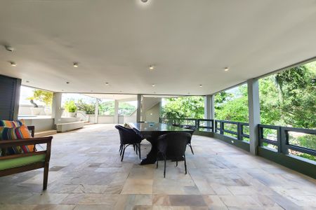 Casa à venda com 1330m², 8 quartos e 4 vagas Casa à venda com 1330m², 8 quartos e 4 vagasÁrea externa