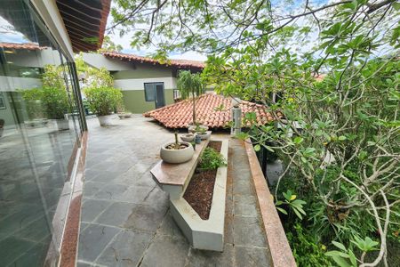 Casa à venda com 1330m², 8 quartos e 4 vagas Casa à venda com 1330m², 8 quartos e 4 vagasÁrea externa