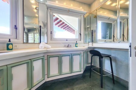 Casa à venda com 1330m², 8 quartos e 4 vagas Casa à venda com 1330m², 8 quartos e 4 vagasBanheiro 1 suite