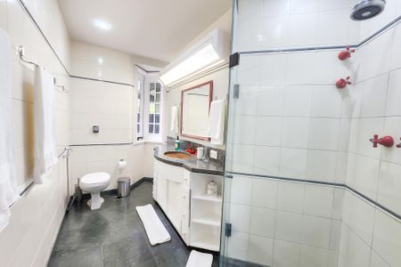 Casa à venda com 1330m², 8 quartos e 4 vagas Casa à venda com 1330m², 8 quartos e 4 vagasBanheiro 4