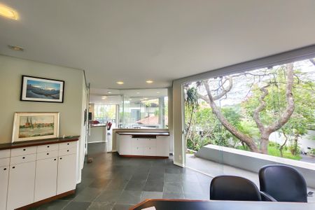 Casa à venda com 1330m², 8 quartos e 4 vagas Casa à venda com 1330m², 8 quartos e 4 vagasSala 5