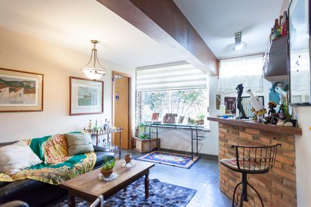 Casa à venda com 580m², 4 quartos e 3 vagas Casa à venda com 580m², 4 quartos e 3 vagasadega