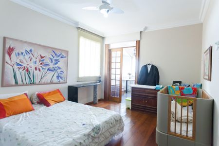 Casa à venda com 580m², 4 quartos e 3 vagas Casa à venda com 580m², 4 quartos e 3 vagassuite 2