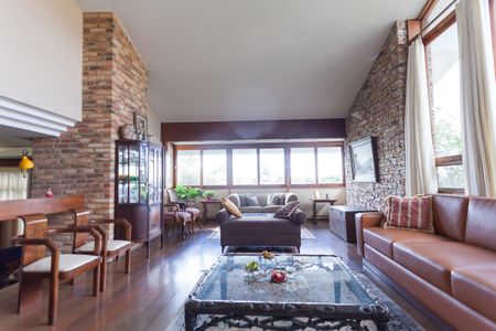 Casa à venda com 580m², 4 quartos e 3 vagas Casa à venda com 580m², 4 quartos e 3 vagassala de visitas