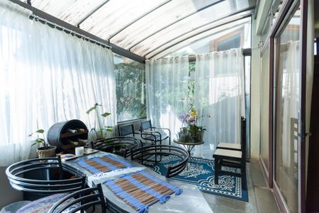 Casa à venda com 580m², 4 quartos e 3 vagas Casa à venda com 580m², 4 quartos e 3 vagasVaranda