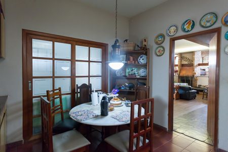 Casa à venda com 580m², 4 quartos e 3 vagas Casa à venda com 580m², 4 quartos e 3 vagassala de cafe da manhã