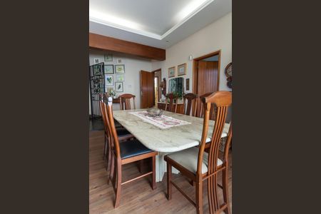 Casa à venda com 580m², 4 quartos e 3 vagas Casa à venda com 580m², 4 quartos e 3 vagasSala de Jantar