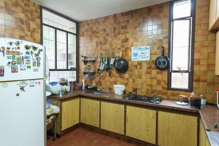 Casa à venda com 580m², 4 quartos e 3 vagas Casa à venda com 580m², 4 quartos e 3 vagasCozinha