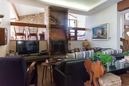 Casa à venda com 580m², 4 quartos e 3 vagas Casa à venda com 580m², 4 quartos e 3 vagasSala de TV