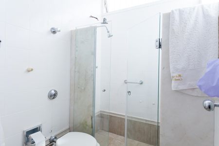 Casa à venda com 580m², 4 quartos e 3 vagas Casa à venda com 580m², 4 quartos e 3 vagasBanheiro da Suíte 1