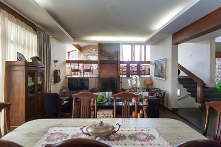 Casa à venda com 580m², 4 quartos e 3 vagas Casa à venda com 580m², 4 quartos e 3 vagassalas