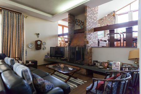 Casa à venda com 580m², 4 quartos e 3 vagas Casa à venda com 580m², 4 quartos e 3 vagasSala de TV