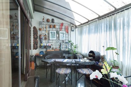 Casa à venda com 580m², 4 quartos e 3 vagas Casa à venda com 580m², 4 quartos e 3 vagasVaranda