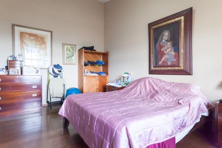 Casa à venda com 580m², 4 quartos e 3 vagas Casa à venda com 580m², 4 quartos e 3 vagassuite 1