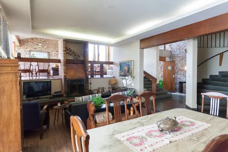 Casa à venda com 580m², 4 quartos e 3 vagas Casa à venda com 580m², 4 quartos e 3 vagassalas