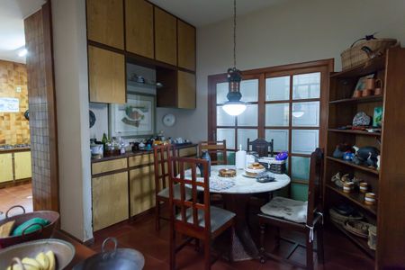 Casa à venda com 580m², 4 quartos e 3 vagas Casa à venda com 580m², 4 quartos e 3 vagassala de cafe da manhã