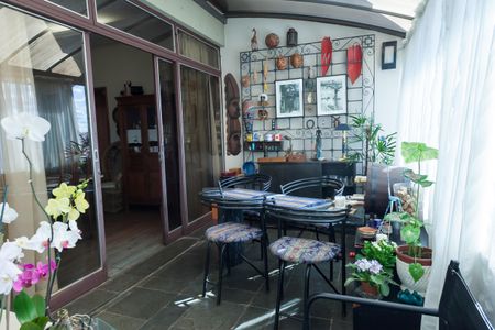 Casa à venda com 580m², 4 quartos e 3 vagas Casa à venda com 580m², 4 quartos e 3 vagasVaranda