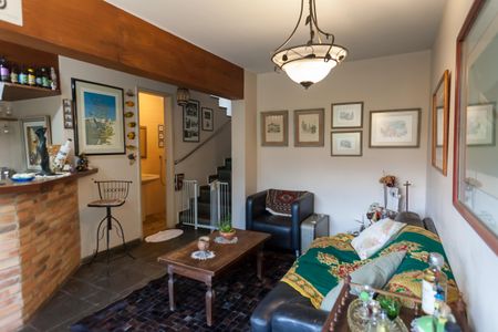 Casa à venda com 580m², 4 quartos e 3 vagas Casa à venda com 580m², 4 quartos e 3 vagasadega