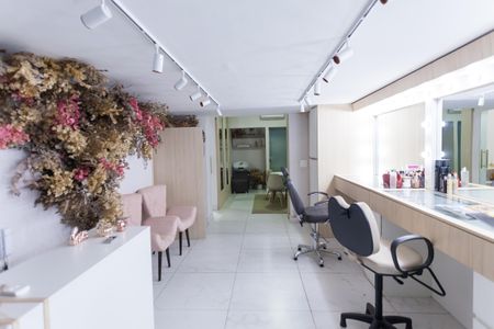 Casa à venda com 580m², 4 quartos e 3 vagas Casa à venda com 580m², 4 quartos e 3 vagasestudio