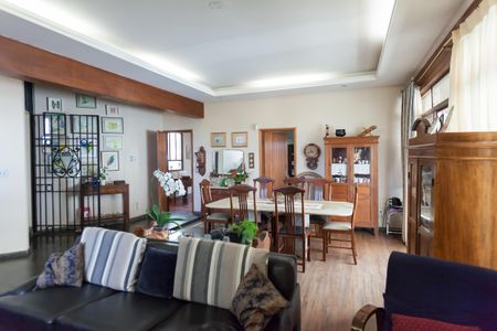 Casa à venda com 580m², 4 quartos e 3 vagas Casa à venda com 580m², 4 quartos e 3 vagassalas