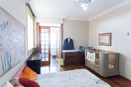 Casa à venda com 580m², 4 quartos e 3 vagas Casa à venda com 580m², 4 quartos e 3 vagassuite 2