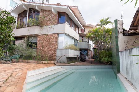 Casa à venda com 580m², 4 quartos e 3 vagas Casa à venda com 580m², 4 quartos e 3 vagasPiscina