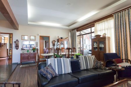 Casa à venda com 580m², 4 quartos e 3 vagas Casa à venda com 580m², 4 quartos e 3 vagassalas