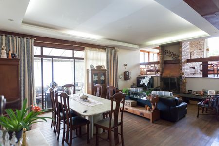 Casa à venda com 580m², 4 quartos e 3 vagas Casa à venda com 580m², 4 quartos e 3 vagassala de visitas