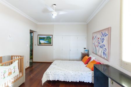 Casa à venda com 580m², 4 quartos e 3 vagas Casa à venda com 580m², 4 quartos e 3 vagassuite 2