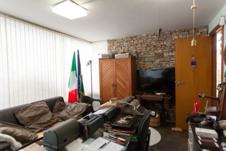 Casa à venda com 580m², 4 quartos e 3 vagas Casa à venda com 580m², 4 quartos e 3 vagasEscritório