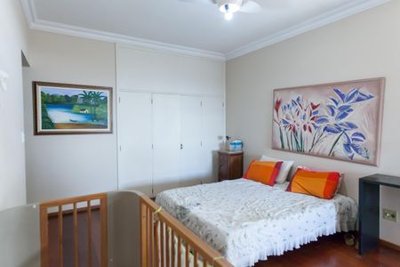 Casa à venda com 580m², 4 quartos e 3 vagas Casa à venda com 580m², 4 quartos e 3 vagassuite 2